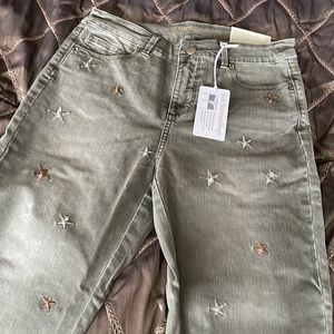 Green cropped leggings with stars